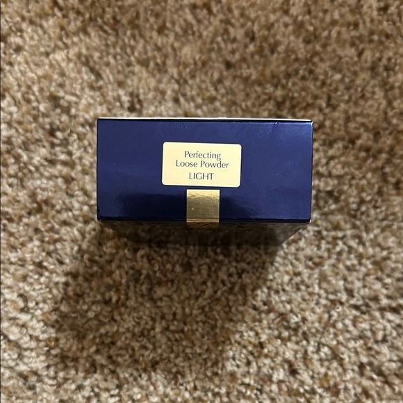 Estee Lauder Perfecting Loose Powder - Picture 2 of 4
